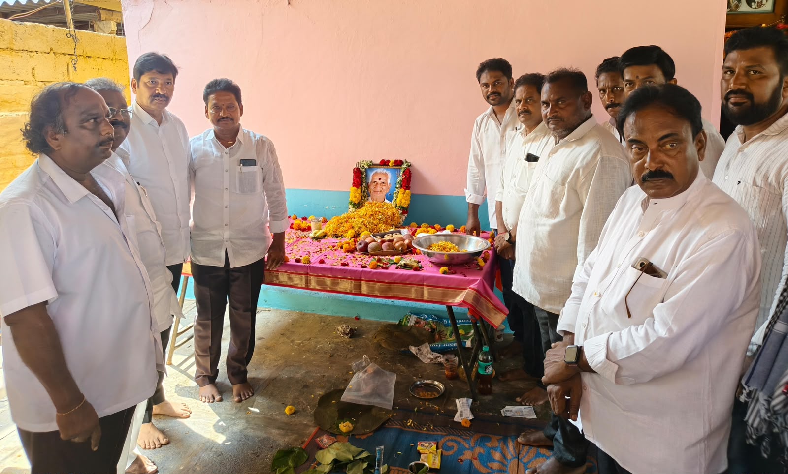కృష్ణయ్య నివాళులు అర్పించారు గారికి జి కొండూరు మండలం కోడూరు మాజీ మంత్రి జోగి రమేష్ జోగి రమేష్