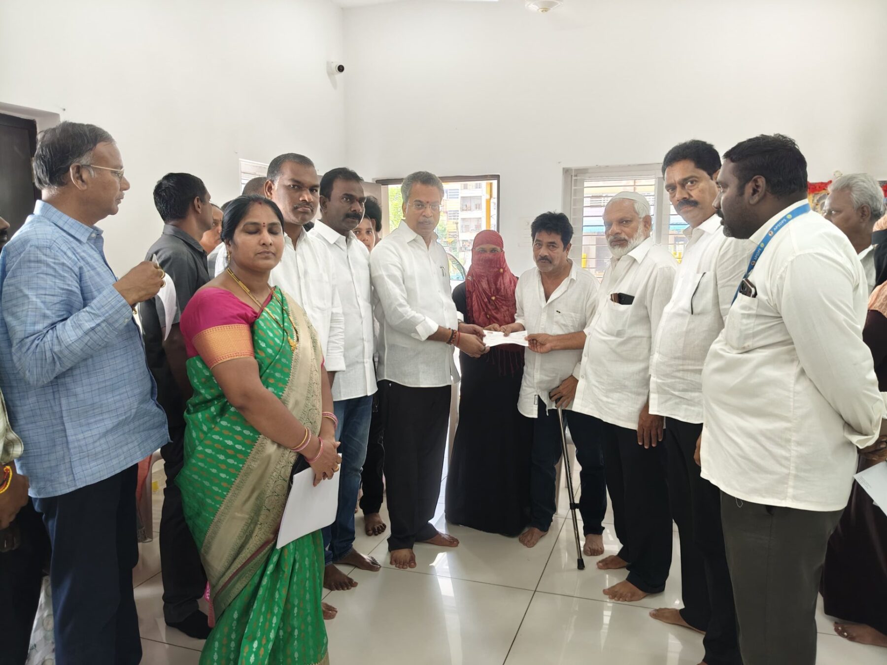 పేద కుటుంబాలకు అండ ఆర్థిక సహాయం అందజేసిన మైలవరం ఎమ్మెల్యే వసంత వెంకట కృష్ణ ప్రసాద్