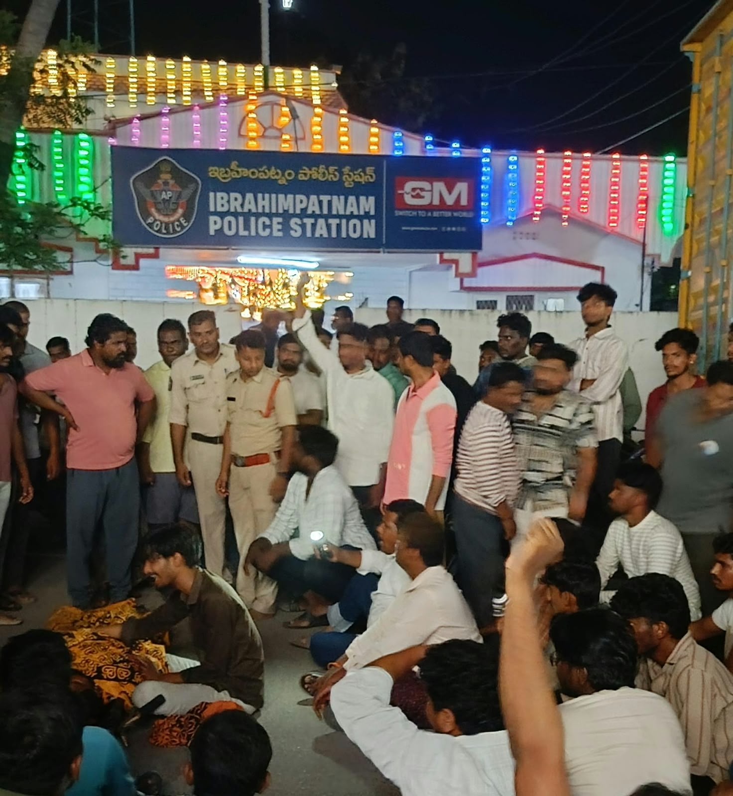 పోలీస్ స్టేషన్ వద్ద నిరసన ఇబ్రహీంపట్నం రింగ్ సెంటర్లో