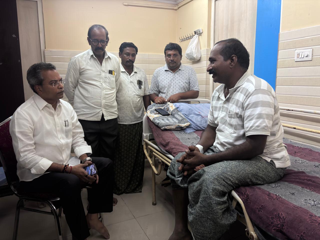 జి కొండూరు మండలం వెలగలేరు గ్రామానికి సంబంధించిన తెలుగుదేశం పార్టీ నాయకుడిని పరామర్శించిన