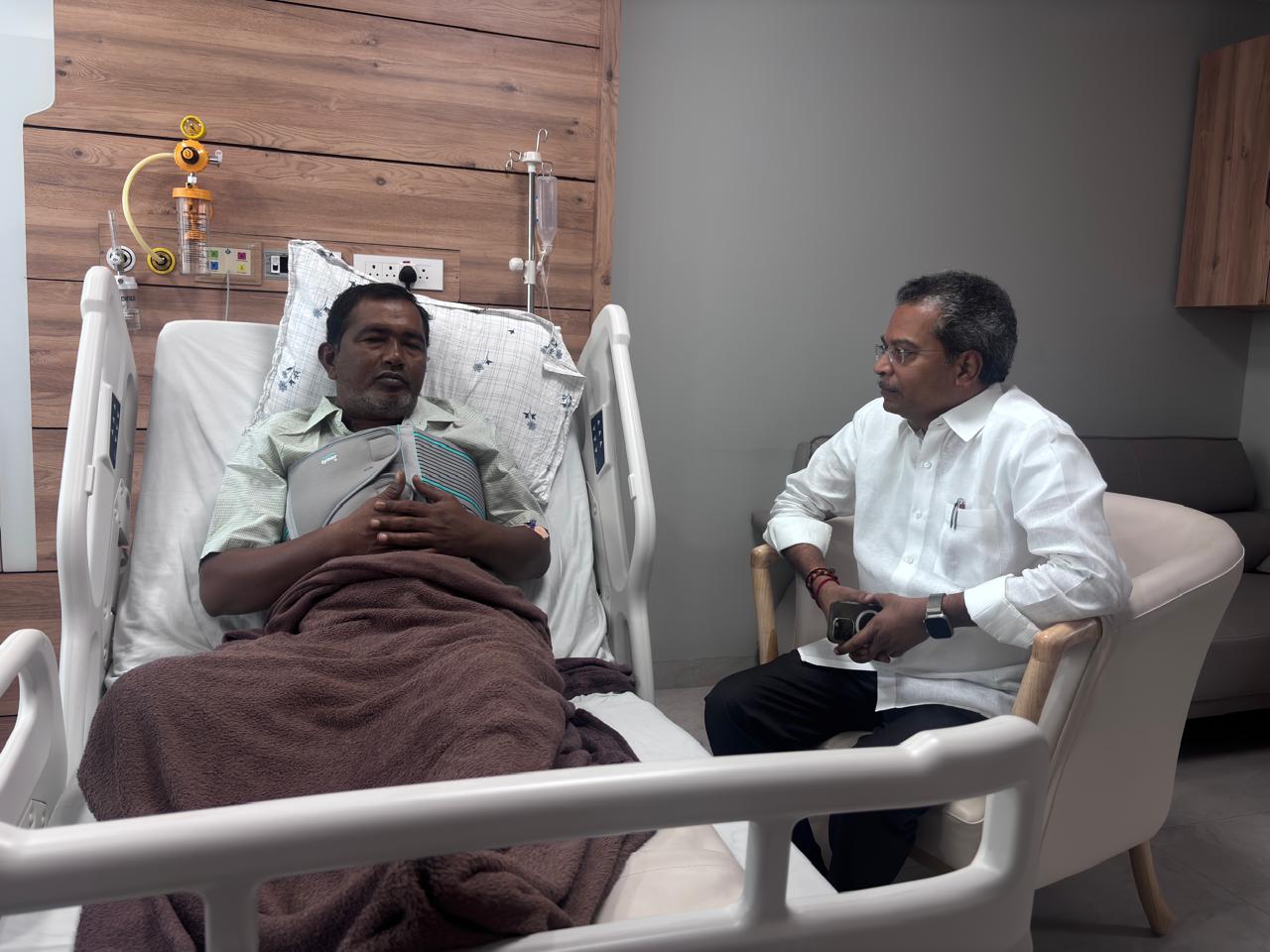 రెడ్డిగూడెం మండలం ఓబులాపురం ప్రైవేట్ ఆస్పత్రిలో రామిరెడ్డి వెంకట కృష్ణ ప్రసాద్ పరామర్శించిన