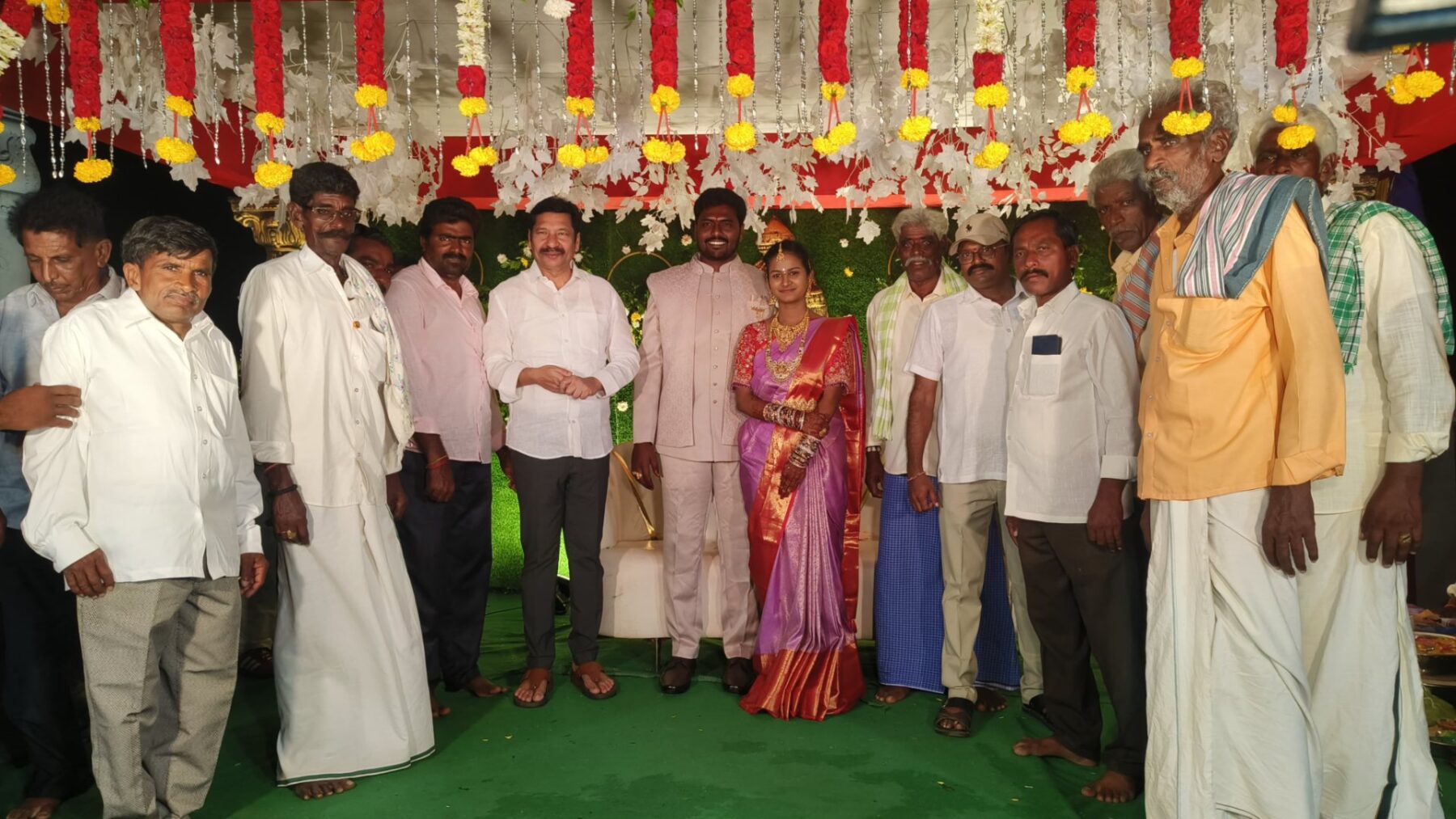 మైలవరం మండలం బర్రెగూడెం వివాహ వేడుకల్లో పాల్గొన్న మాజీ మంత్రి జోగిరమేష్