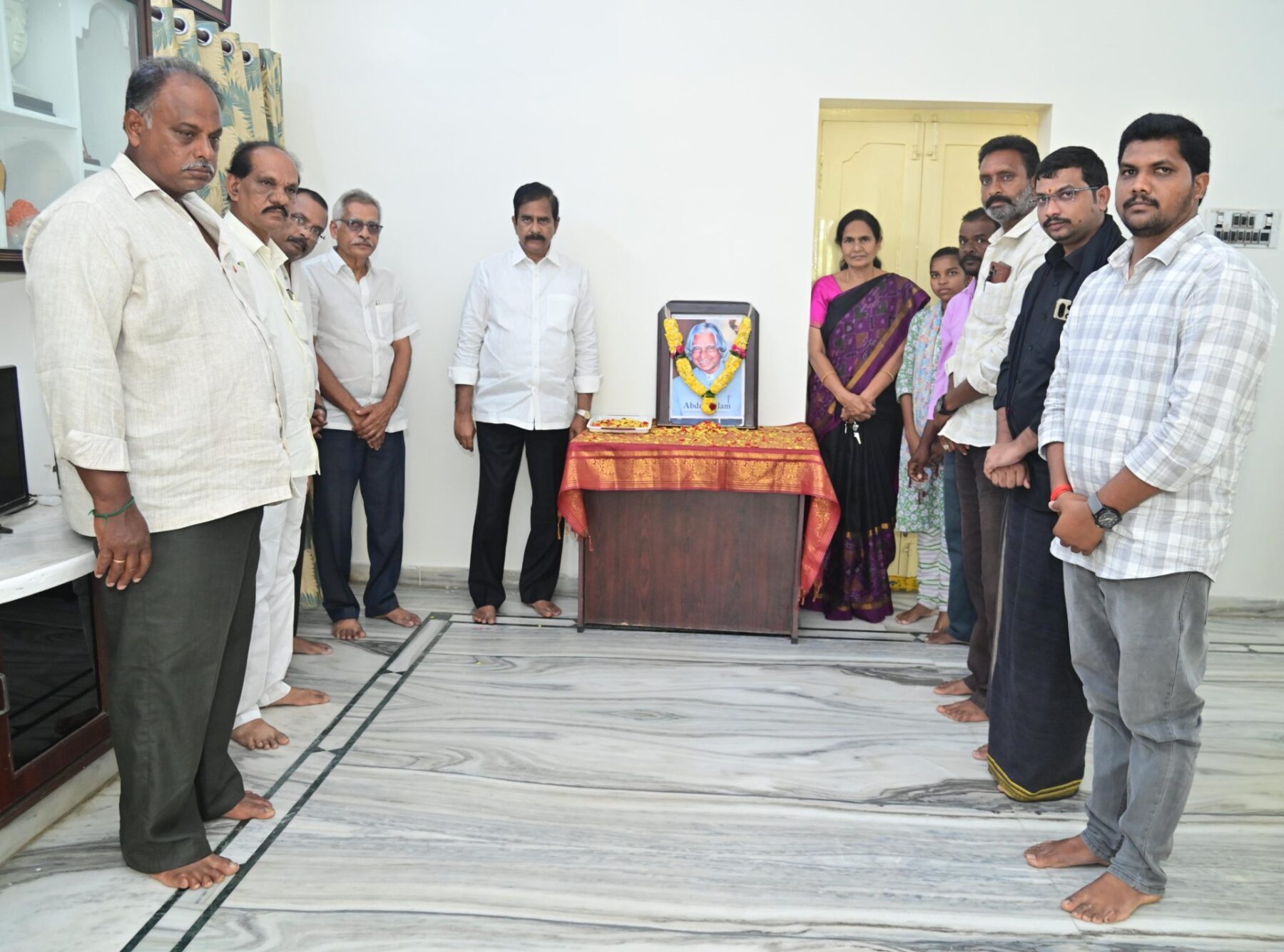 గొల్లపూడి మాజీ మంత్రి దేవినేని ఉమామహేశ్వరరావు అబ్దుల్ కలాం నివాళులర్పించారు
