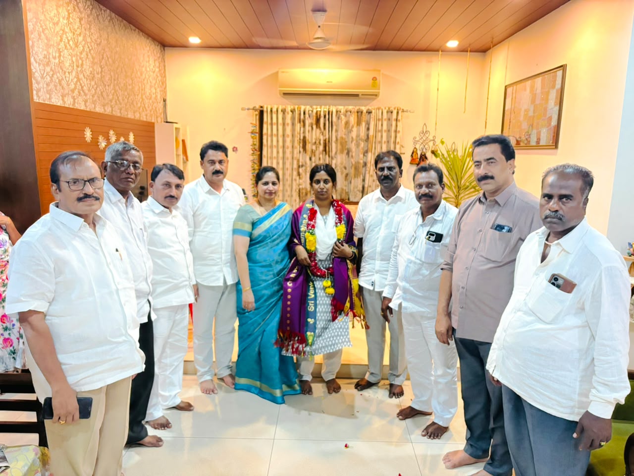 పులి శాంతికి శుభాకాంక్షలు తెలియచేసిన గంగసాని దంపతులు