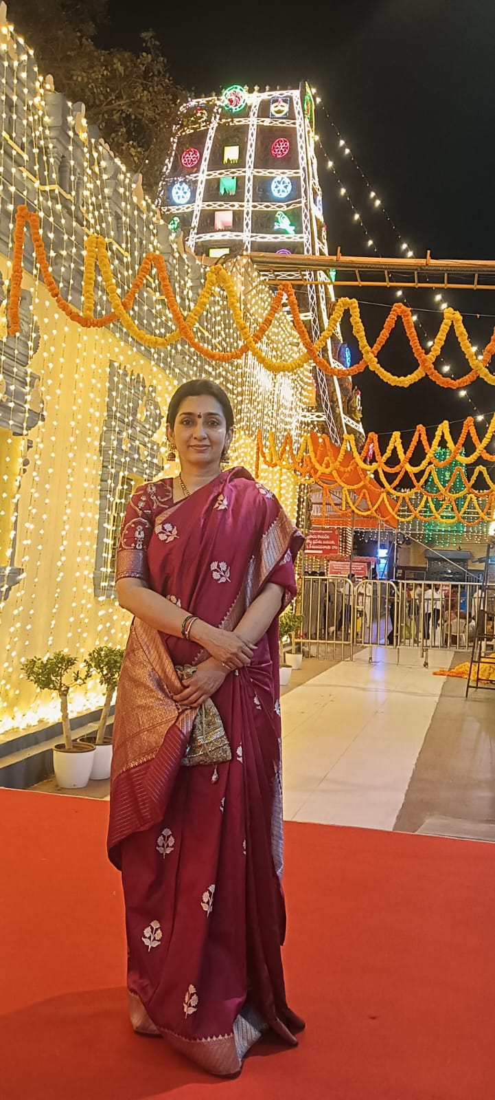 దుర్గమ్మను దర్శించుకున్న మైలవరం ఎమ్మెల్యే సతీమణి శిరీష గారు