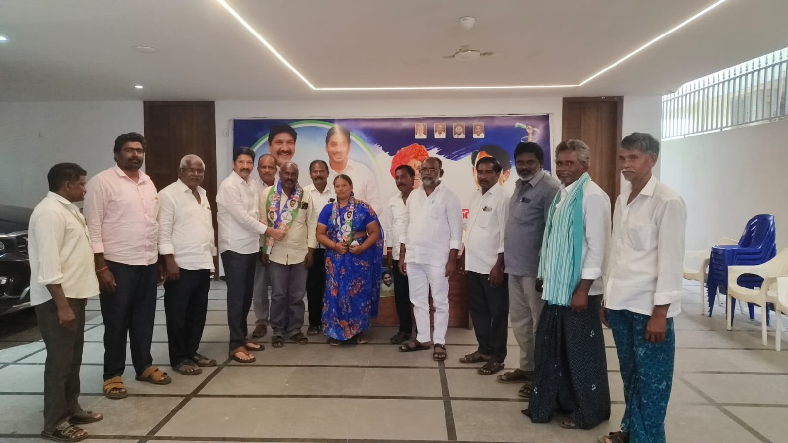 మైలవరం మండలం తెలుగుదేశం పార్టీ నుంచి వైసీపీలో చేరిక మాజీమంత్రి జోగి రమేష్