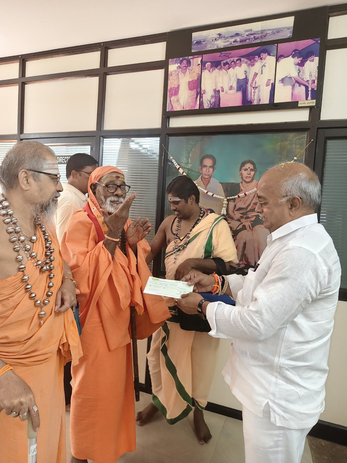 కాశీ పురంలో శ్రీ శ్రీ రాజేశ్వరి దేవస్థానం అన్నదానానికి కోగంటి సత్యనారాయణ విరాళం