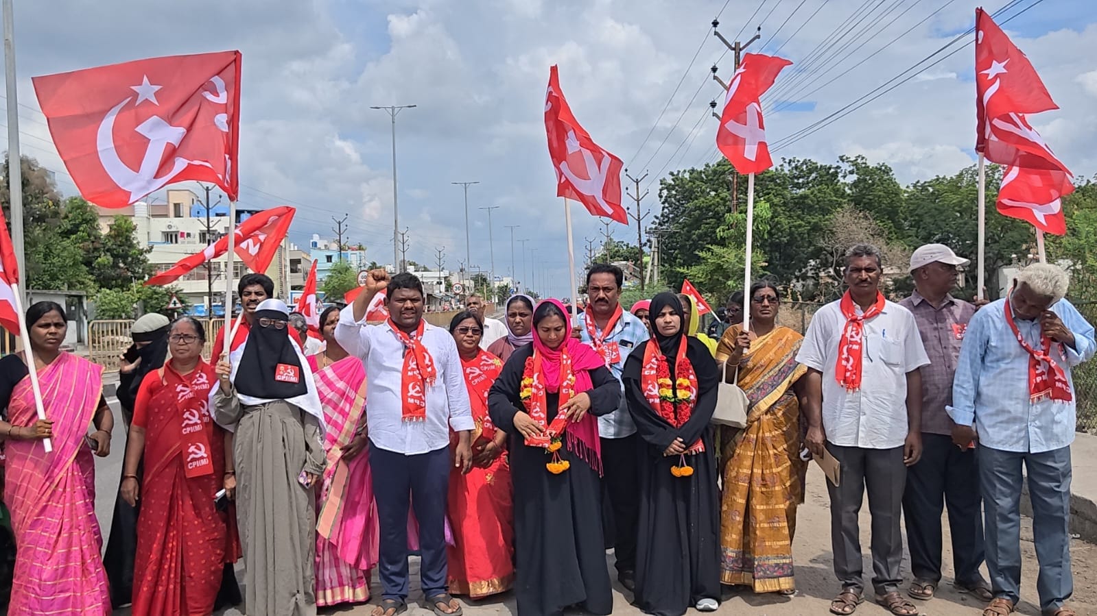 కొండపల్లి మున్సిపాలిటీకి సిపిఎం అభ్యర్థి నామినేషన్ సిపిఎం నాయకులు పాల్గొన్నారు