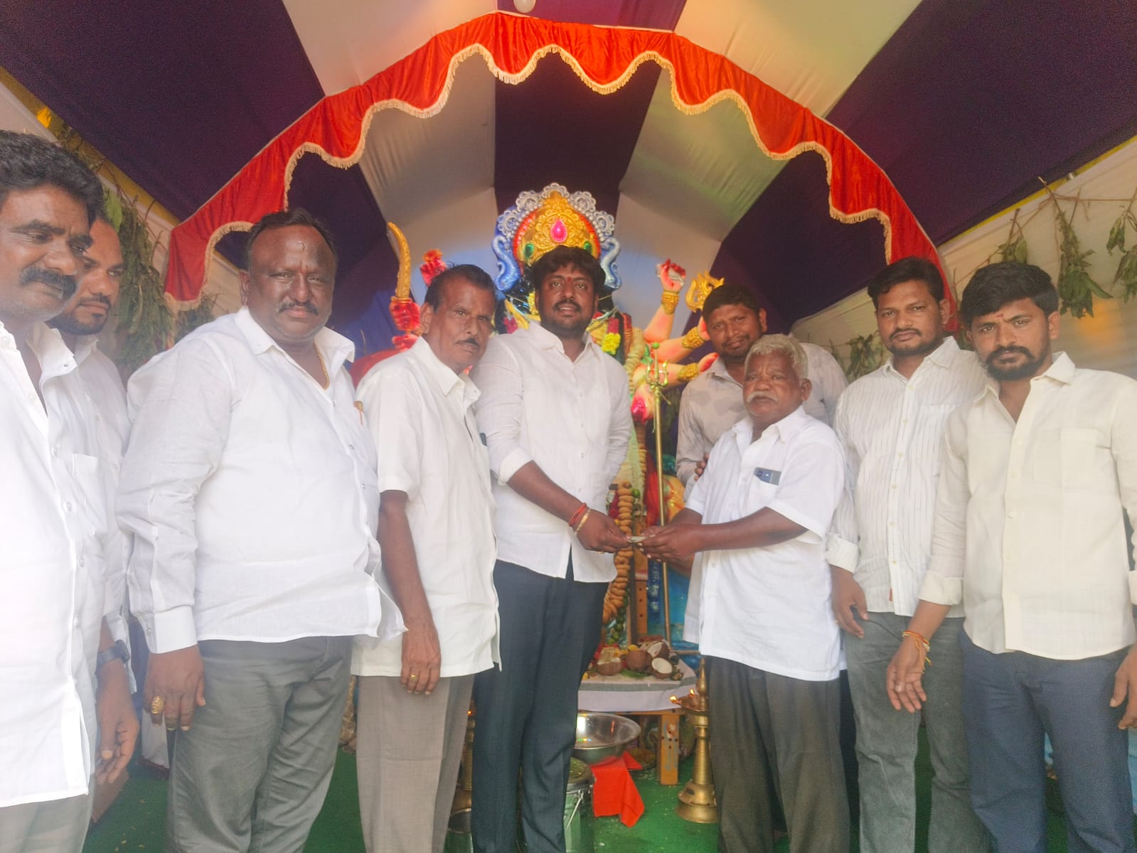 ఎన్టీఆర్ జిల్లా మైలవరం మండలం దుర్గమ్మకు విరాళం అందజేసిన లంక నితీష్