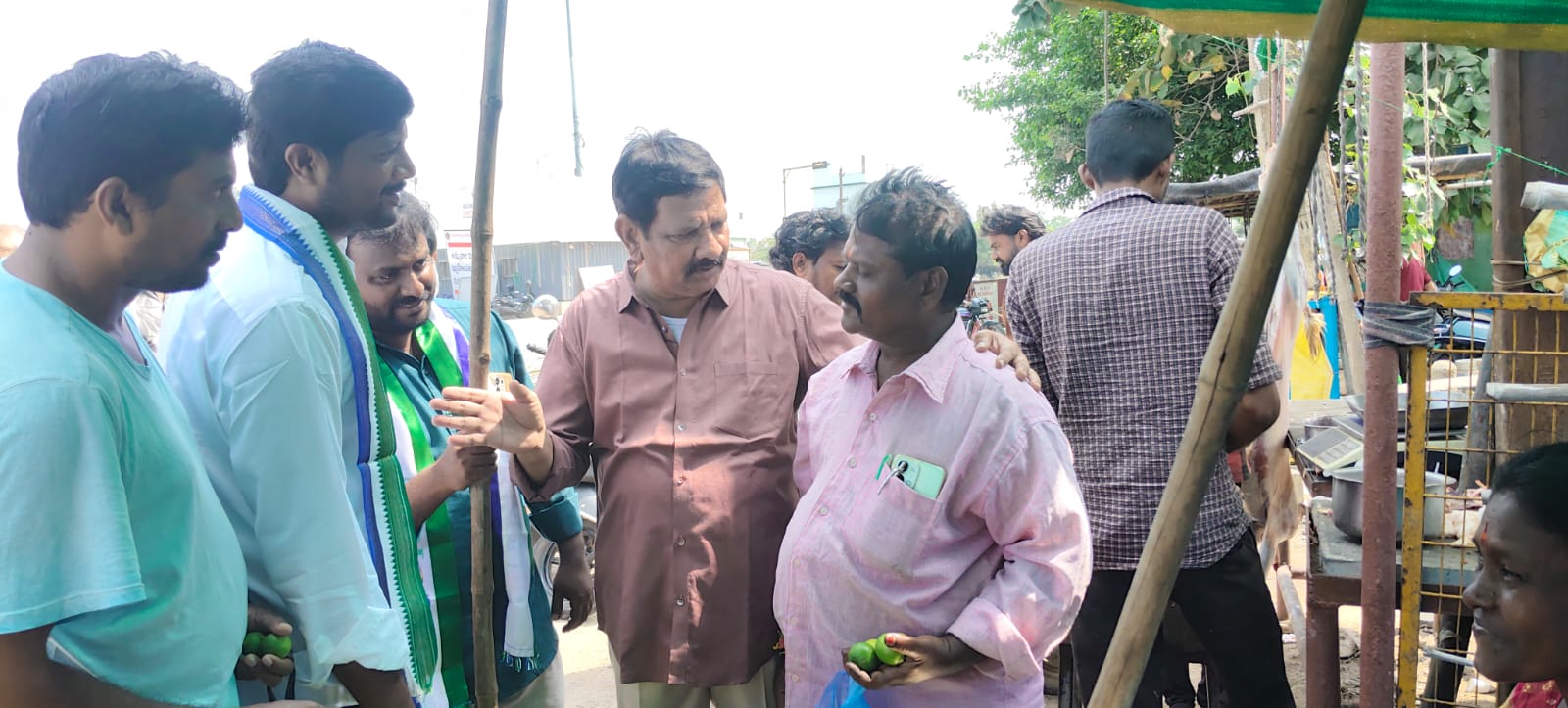 కొండపల్లి మున్సిపాలిటీ కౌన్సిలర్ ఆరేపల్లి రాము వైఎస్ఆర్ కాంగ్రెస్ పార్టీ