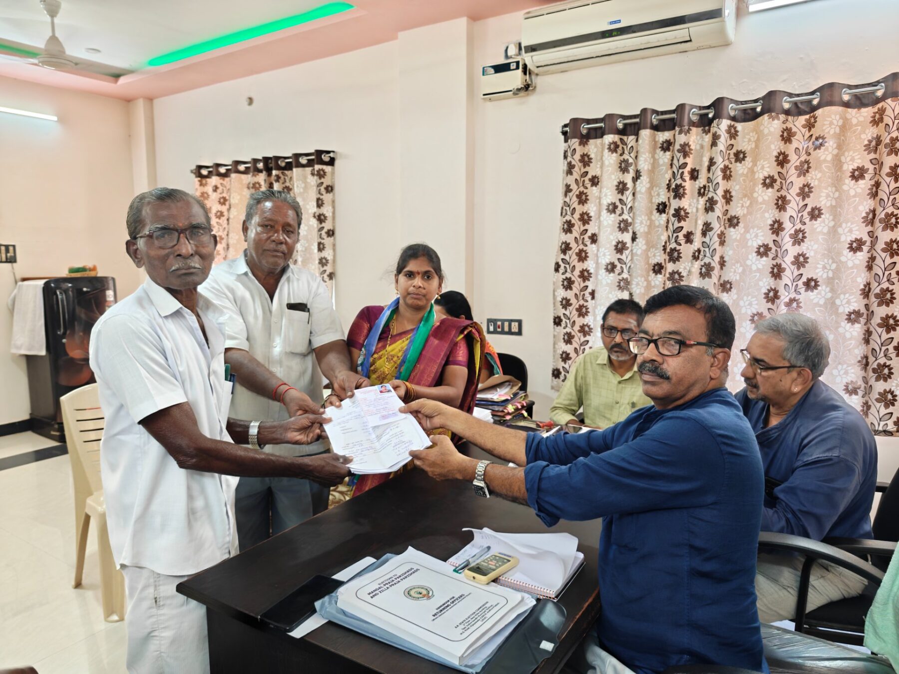 కర్రివానిరేవు గాడిలంక వైఎస్ఆర్ కాంగ్రెస్ పార్టీ ఎంపీటీసీ అభ్యర్థిగా మోర్త శాంతి శ్రీ వీర సూర్
