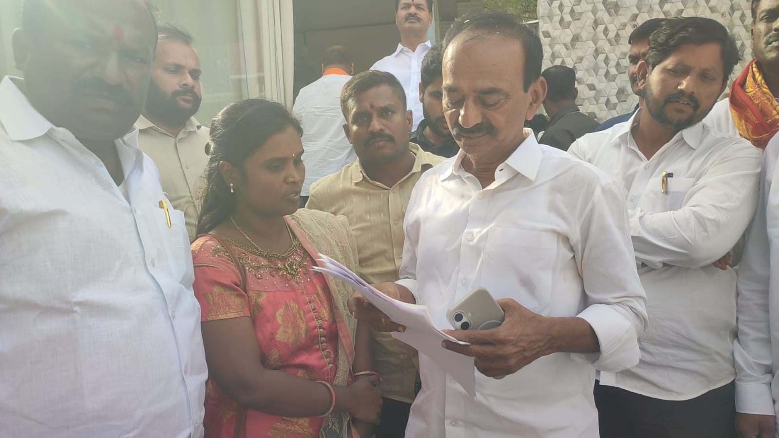జవహార్ నగర్ డెంపింగ్ యార్డ్‌ను వెంటనే తొలగించాలి: ఈటల రాజేందర్‌కు లబ్ధిదారుల వినతి54