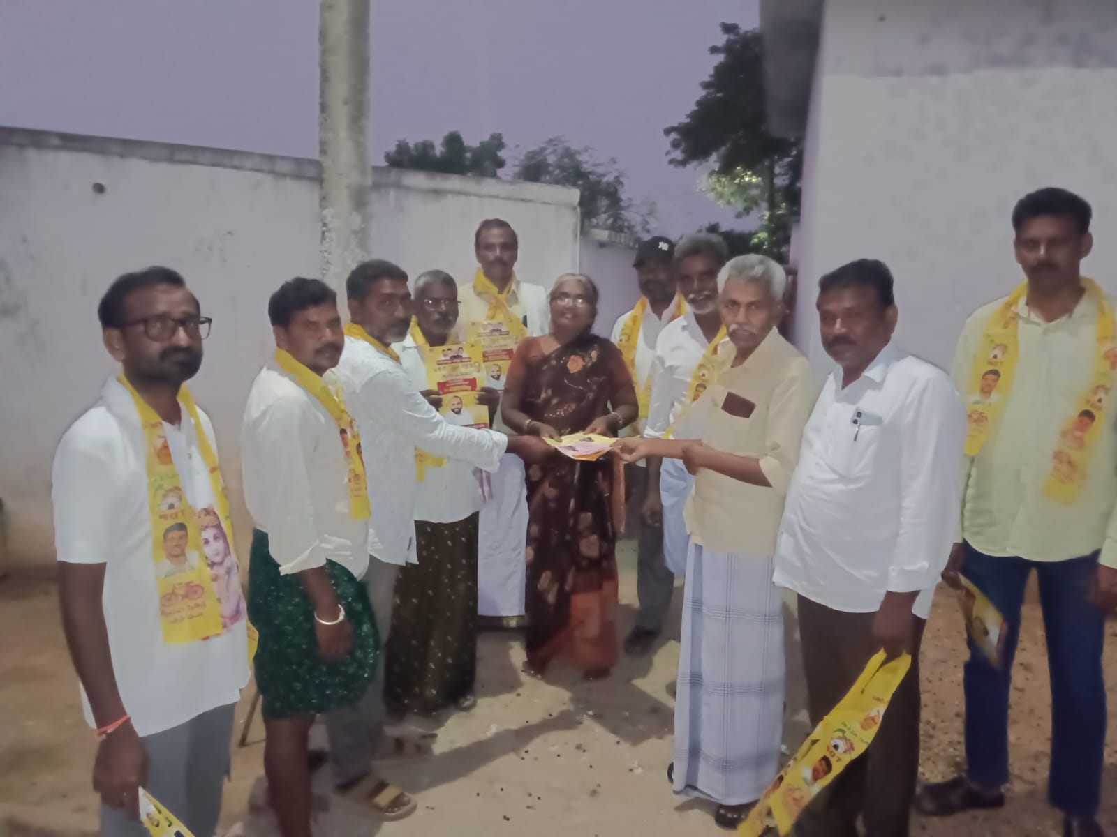 అప్పసముద్రం ఎస్సీ కాలనీలో టీడీపీ కూటమి అభ్యర్థుల ఇంటింటి ప్రచారం