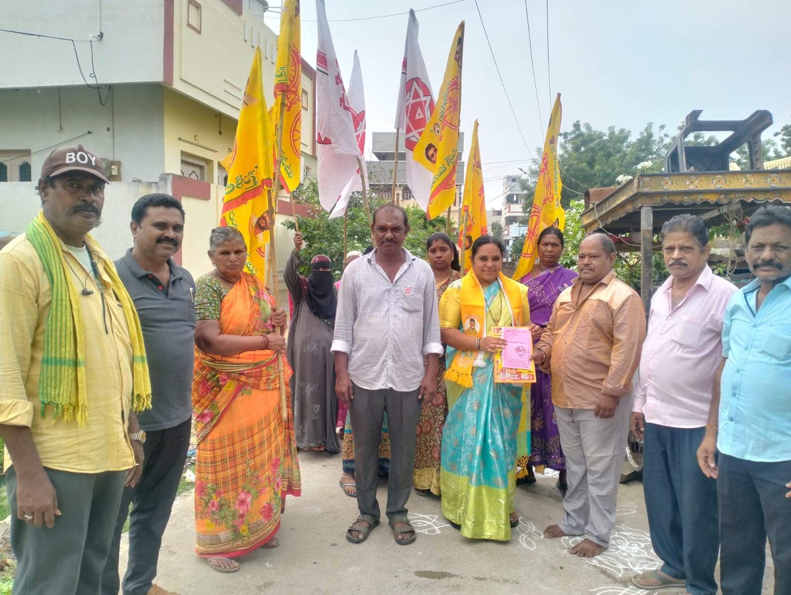 మైలవరం తెలుగుదేశం పార్టీ ఎంపీటీసీ అభ్యర్థి ఇంటింటి ప్రచారం రెండో సెగ్మెంట్ తెలుగుదేశం నాయకులు పాల్గొన్నారు