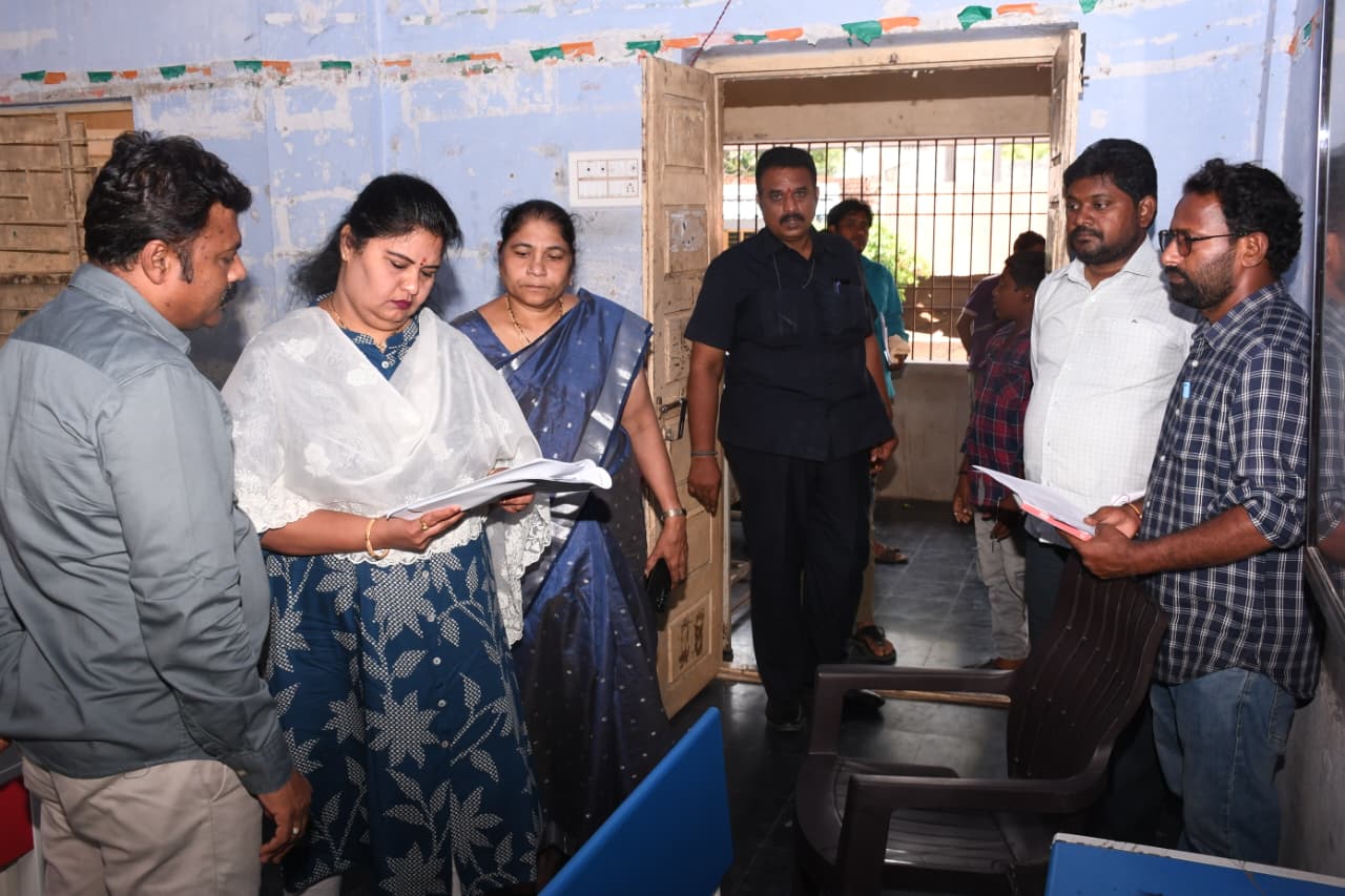 సమస్యాత్మక పోలింగ్ కేంద్రాలను పరిశీలించిన ఎన్నికల పరిశీలకురాలు