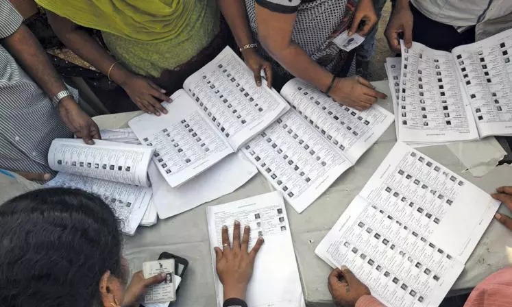 ఓటర్ స్లిప్‌ల పంపిణీలో అనేక చోట్ల బీఎల్‌ఓల నిర్లక్ష్యం