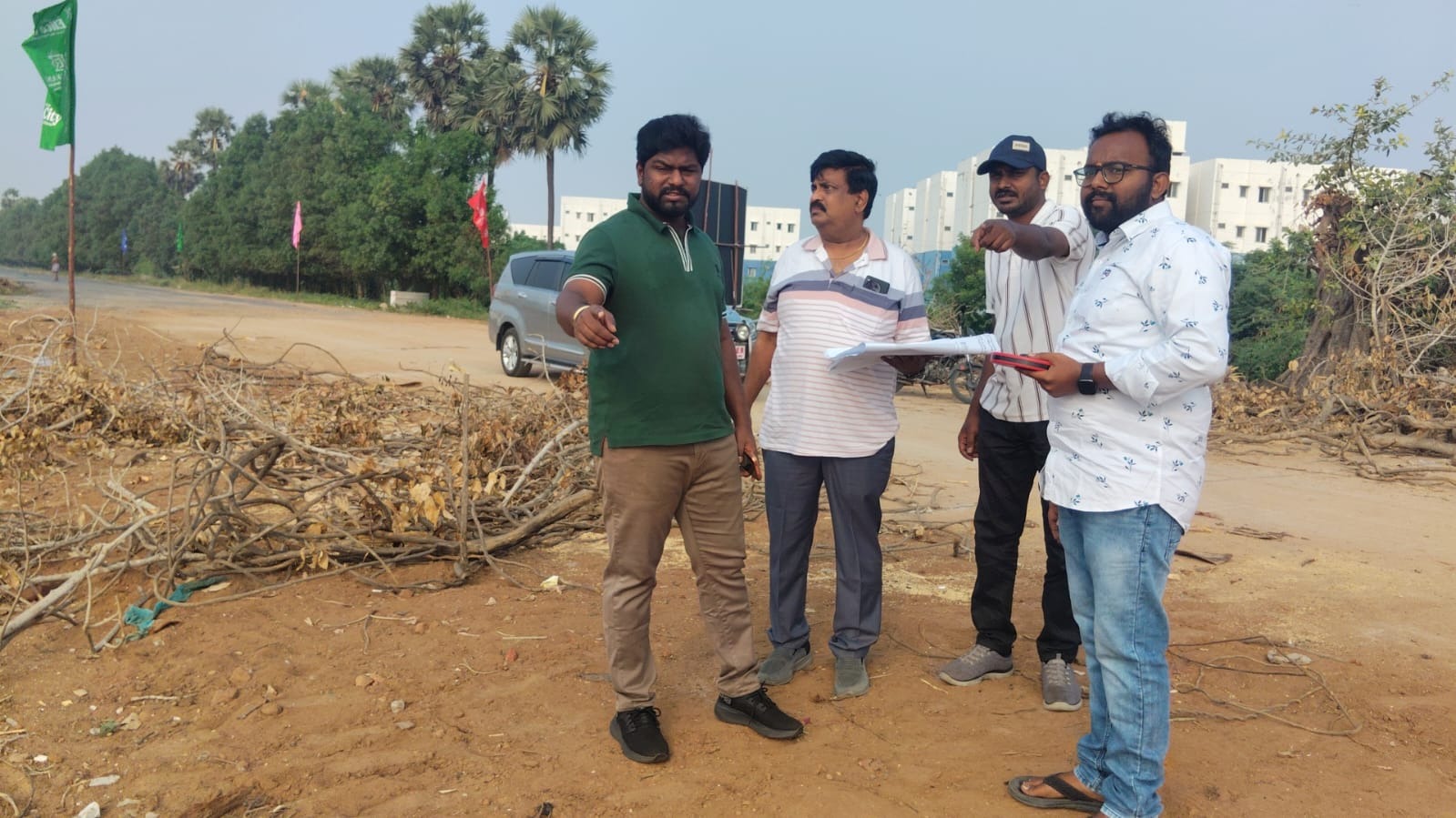 లేఅవుట్లను పరిశీలించిన నగరపాలక కమిషనర్