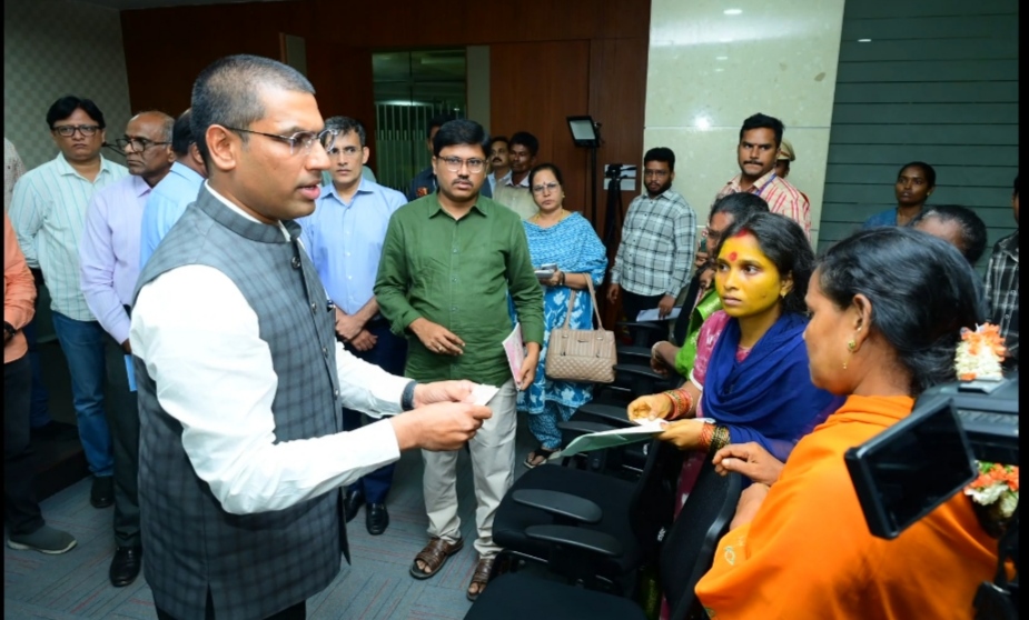 ప్రభుత్వం మీ వెన్నంటే… నా కార్డు తీసుకోండి.. సమస్య ఉంటే చెప్పండి.. బాధిత కుటుంబాల్లో ధైర్యం నింపిన కలెక్టర్ భరోసా