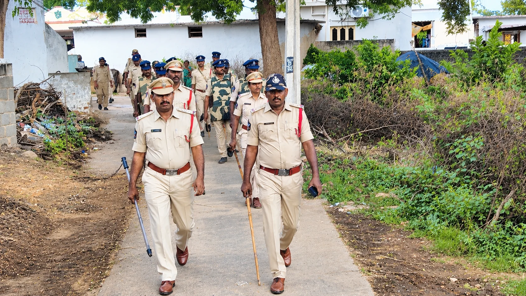 స్థానిక ఎన్నికల వేళ పోలీసుల నిఘా.. మూడు ప్రాంతాల్లో ఫ్లాగ్ మార్చ్
