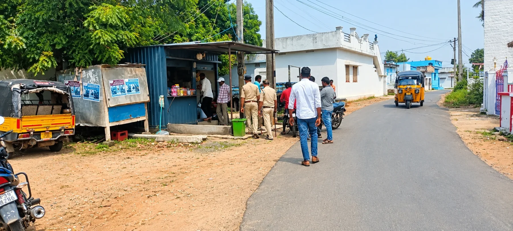 దుత్తలూరు మండలం బైరవరంలో ప్రతి దుకాణంలో క్షుణ్ణంగా తనిఖీలు