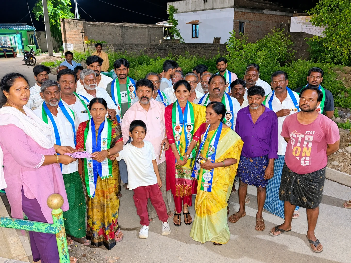 రాచవారిపల్లెలో వైఎస్సార్సీపీ అభ్యర్థి గువ్వల అరుణ జోరుగా ఎన్నికల ప్రచారం