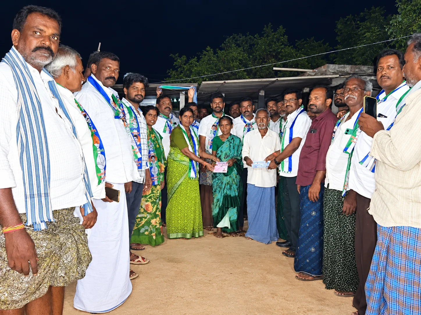 తురకపల్లిలో వైఎస్సార్‌సీపీ అభ్యర్థుల ఇంటింటి ప్రచారం