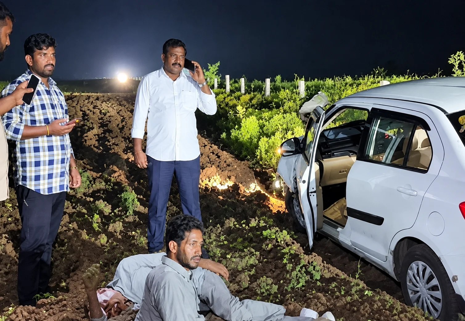 బ్రహ్మేశ్వరం వద్ద రోడ్డు ప్రమాదం.. పొలాల్లోకి దూసుకెళ్లిన కారు!