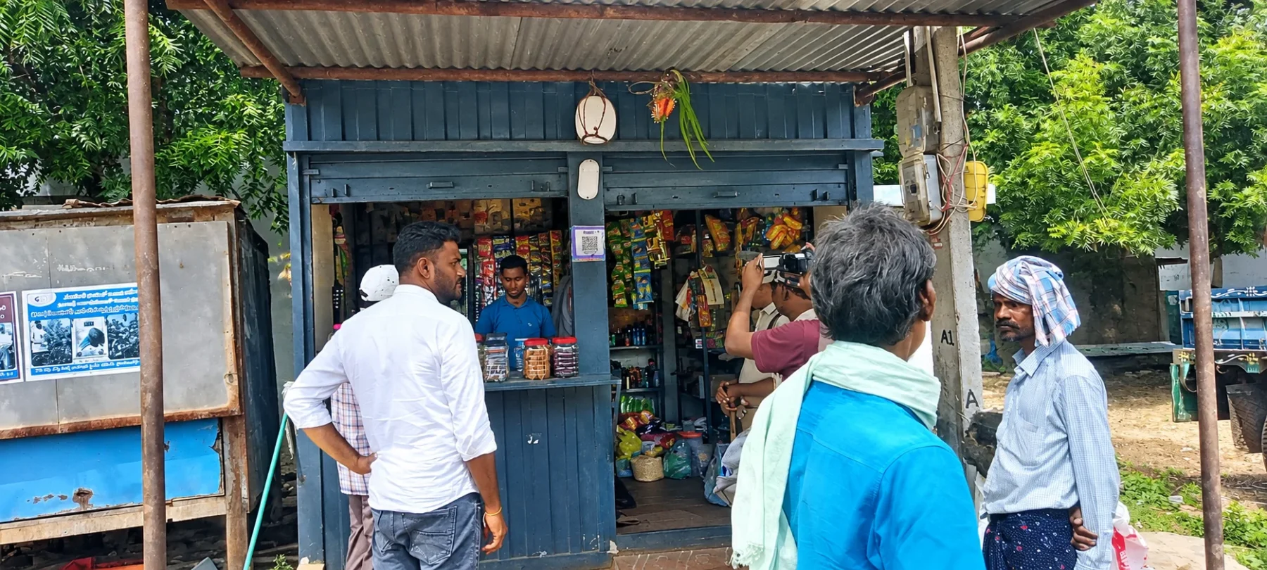 దుత్తలూరు మండలం బైరవరంలో ప్రతి దుకాణంలో క్షుణ్ణంగా తనిఖీలు