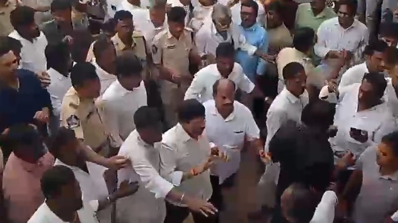 సీతారామపురంలో నామినేషన్ల వేళ ఇరువర్గాల మధ్య ఘర్షణ