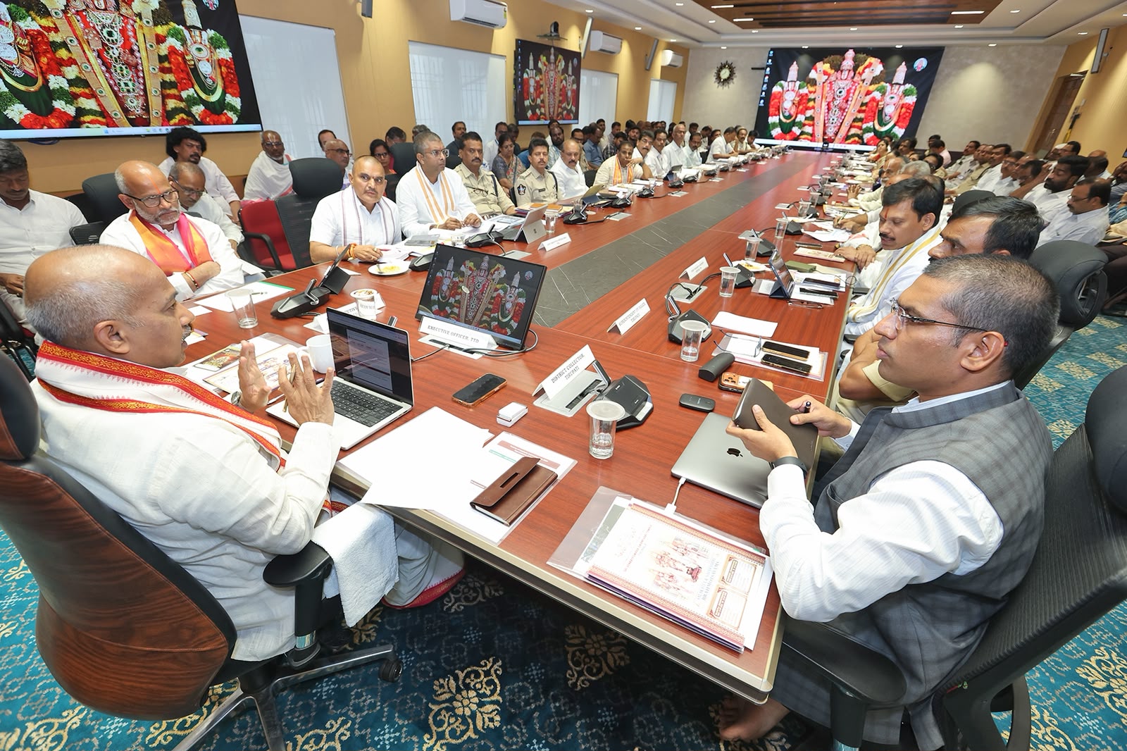 శ్రీవారి నవరాత్రి బ్రహ్మోత్సవాల ఏర్పాట్లపై సమీక్ష