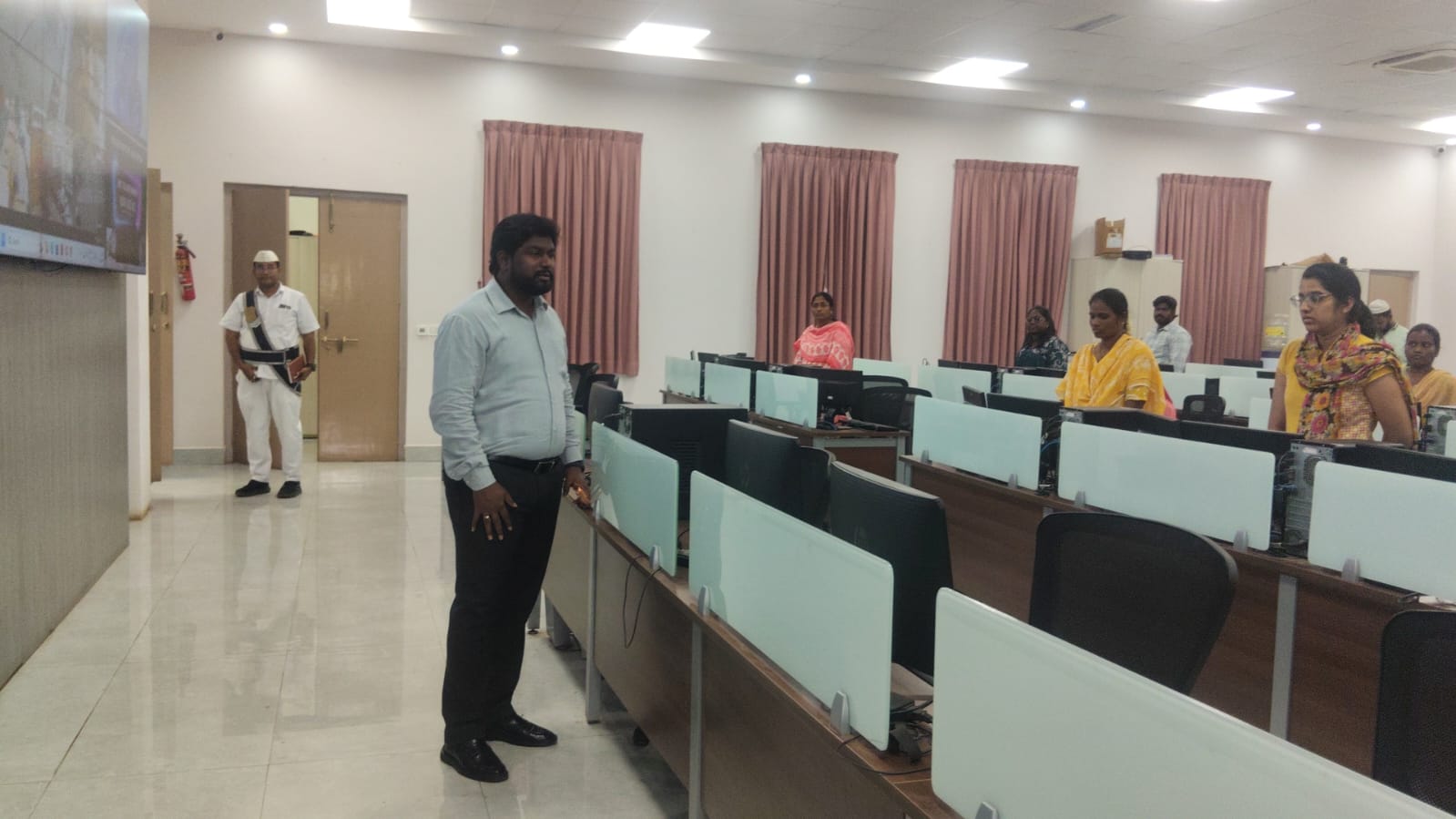 కమాండ్ కంట్రోల్ సెంటర్ ను తనిఖీ చేసిన కమిషనర్